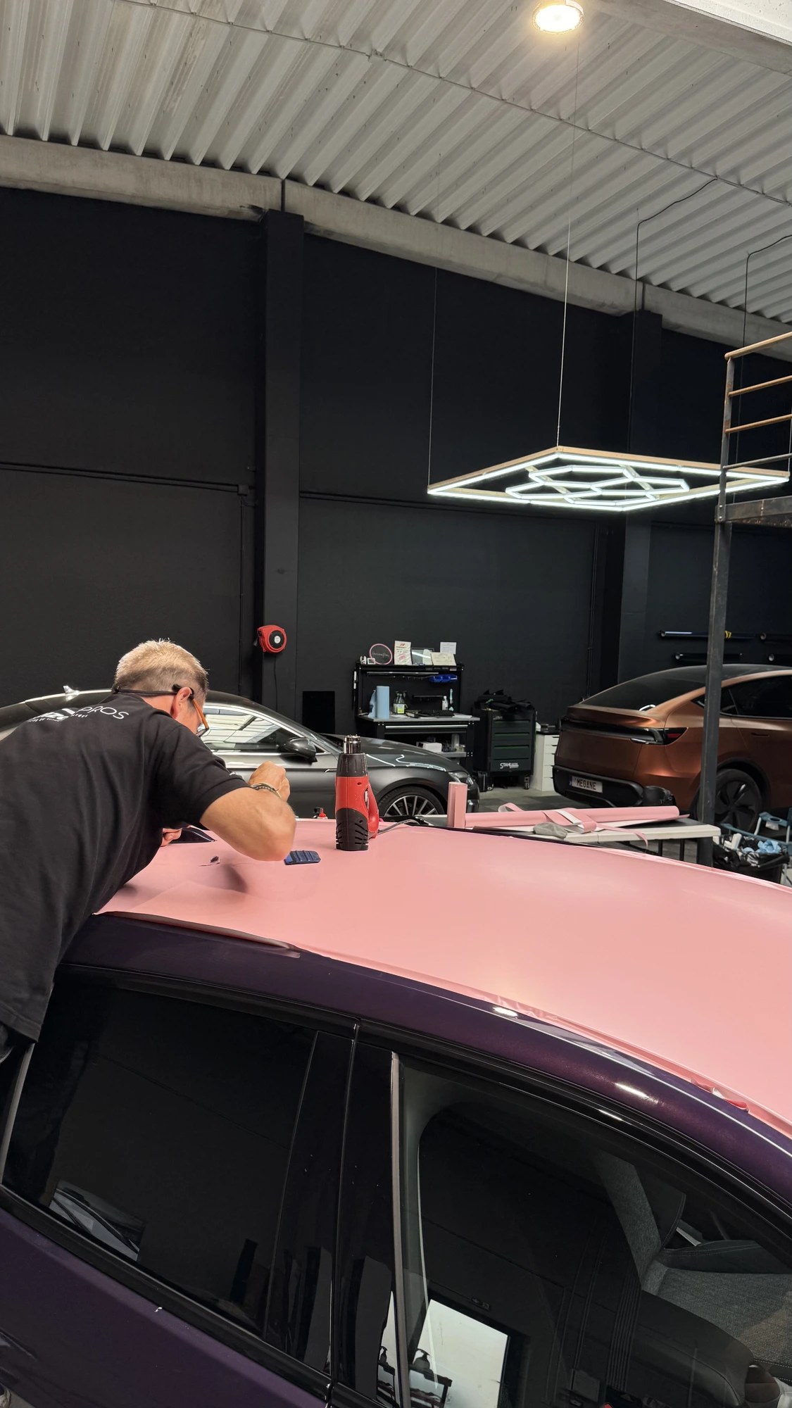 Covering toit rose mat posé sur une BMW Série 1 2025 à Charleroi par HorizonPros