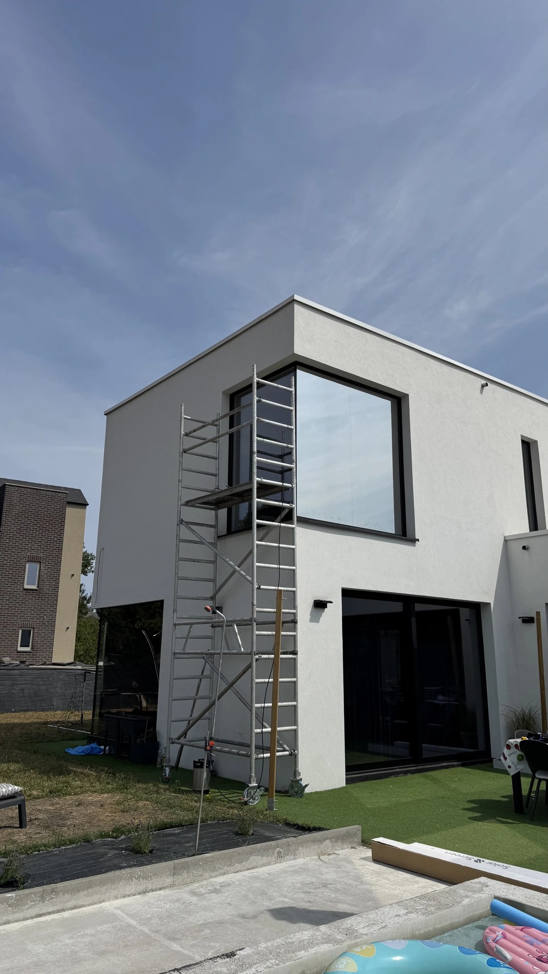 Film solaire Solar Screen Silver 80 XC posé sur une maison contemporaine à Charleroi par HorizonPros