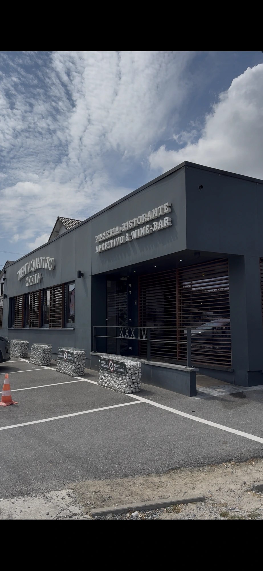 Film solaire Solar Screen Clarity 333 posé sur les vitrages du restaurant Trentaquattro à Gosselies par HorizonPros