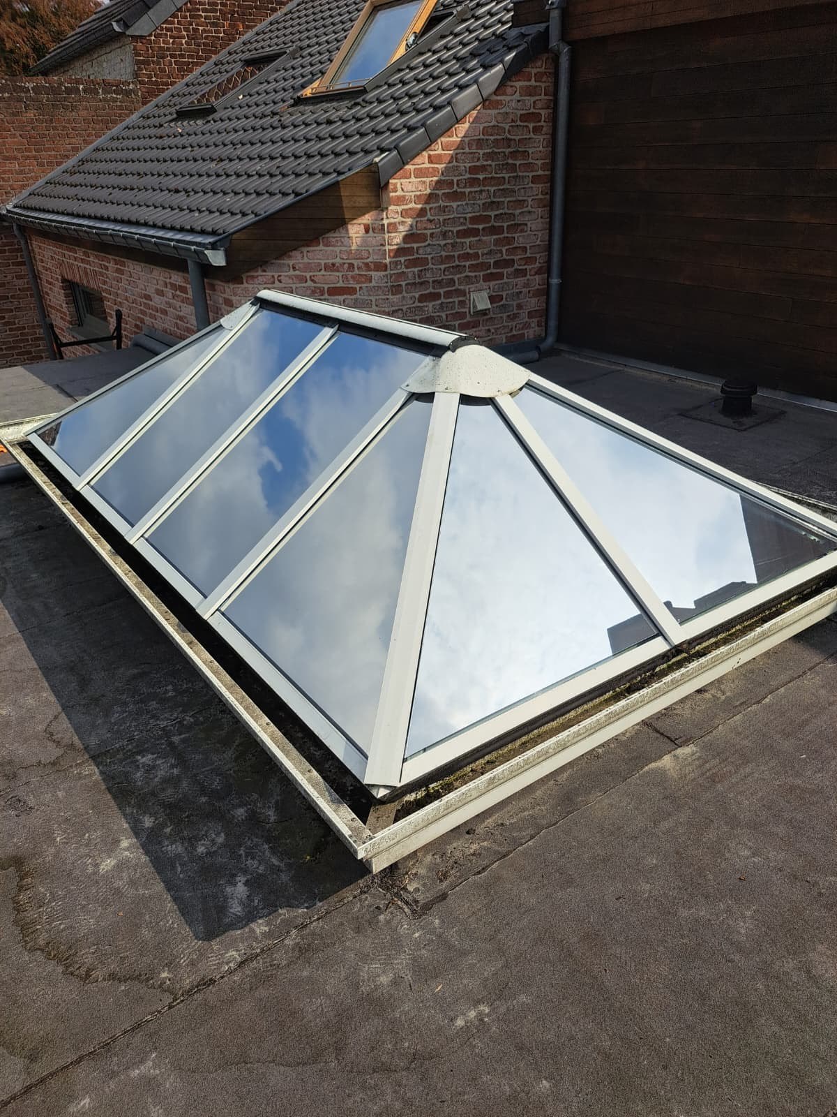 Film solaire Solar Screen Silver 80 XC posé sur une verrière pyramidale à Charleroi par HorizonPros
